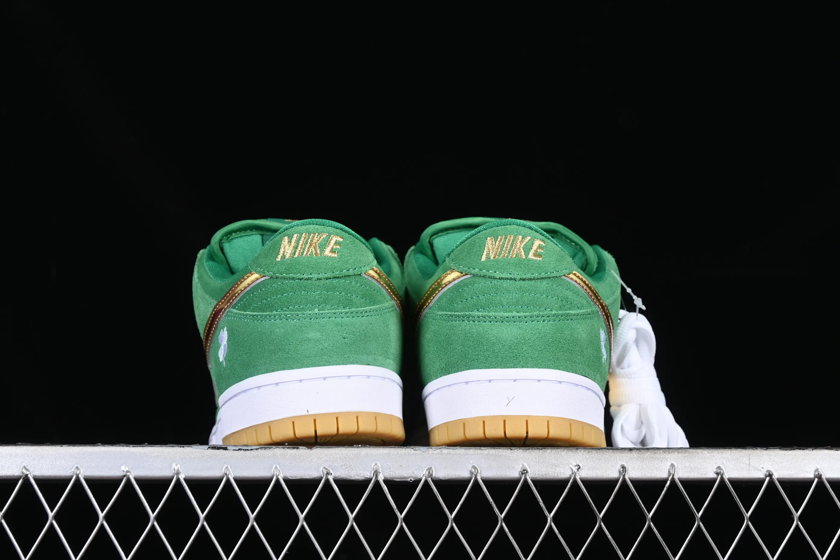 All categories Nk SB Dunk series Nk SB Dunk Low low-top sneakers Y version Nk SB Dunk Low Pro green gold SB smashed backboard fashion casual sneakers BQ6817-303